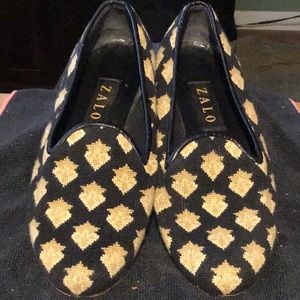 Zalo flat shoes size 8 1/2 great shape black background
